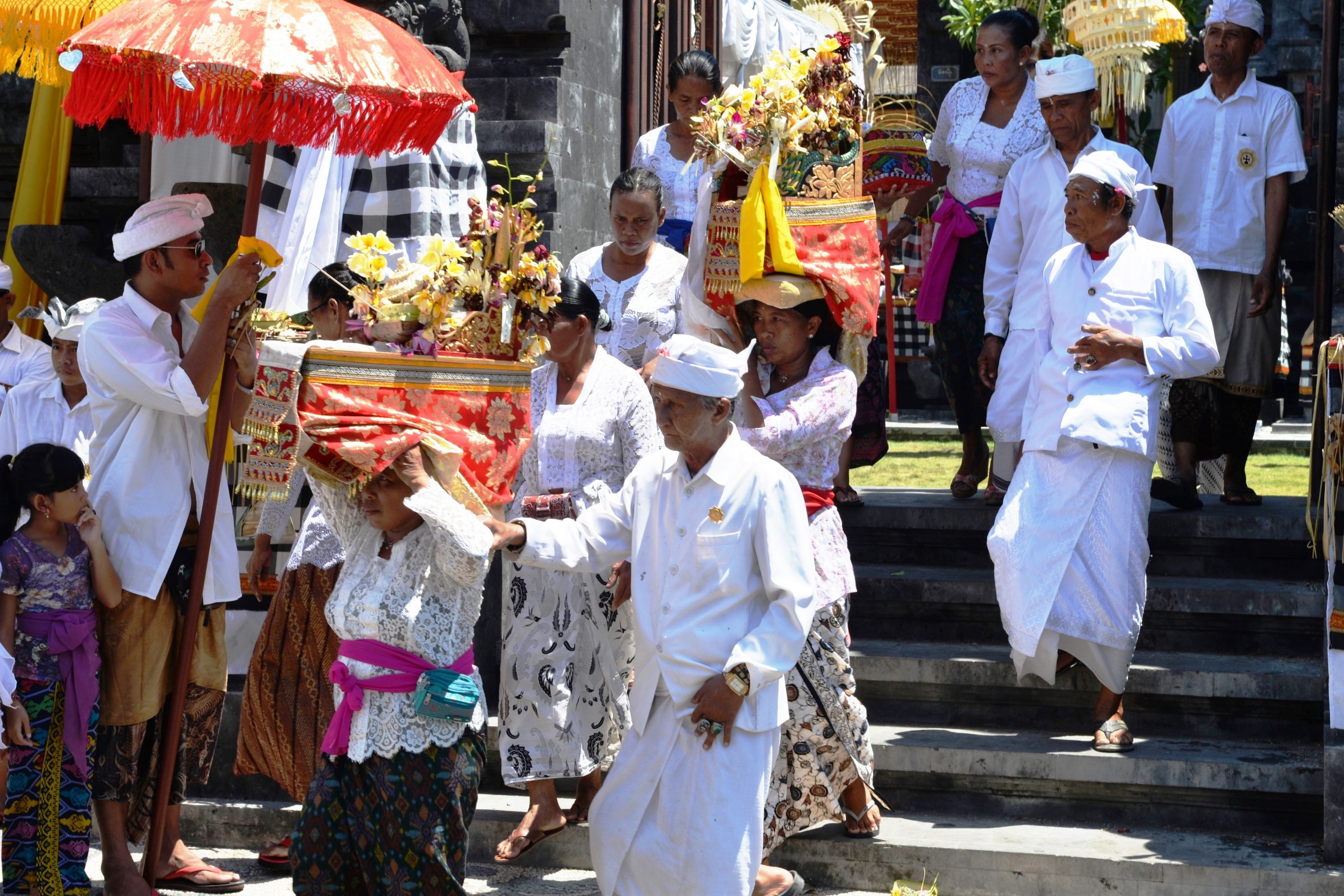 Ein Umzug am Vortag zum Balinesischen Neujahr – dem Tag der Stille.